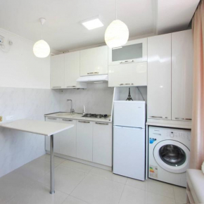 Sunny and spacious apartment near to the Metro